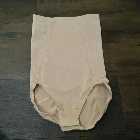 NWOT Spanx OnCore High-Waisted Brief - S - Picture 5 of 8